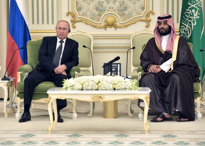 &copy; Reuters. Russian President Vladimir Putin and Saudi Arabia&apos;s Crown Prince Mohammed bin Salman attend a meeting in Riyadh