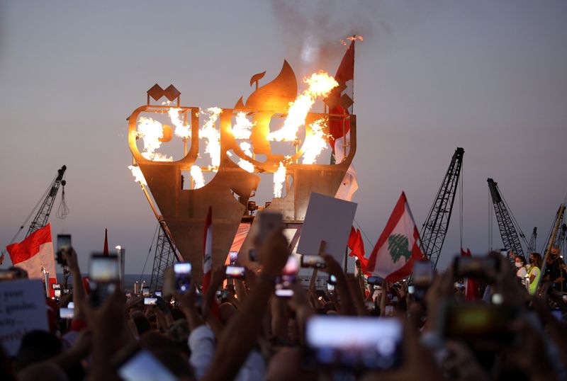 &copy; Reuters. شعلة الاحتجاج لم تنطفئ في ذكرى &quot;ثورة&quot; لبنان