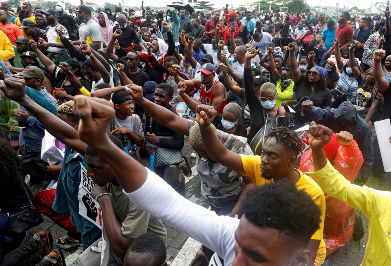 &copy; Reuters. FILE PHOTO: Demonstrators gesture during a protest over alleged police brutality, in Lagos
