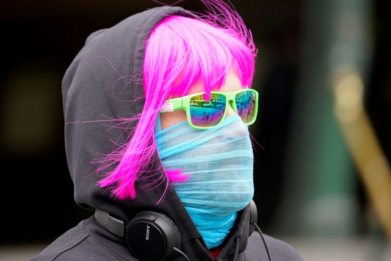 &copy; Reuters. FILE PHOTO: A person wears a scarf as a protective face mask in Melbourne, the first city in Australia to enforce mask-wearing to curb a resurgence of COVID-19