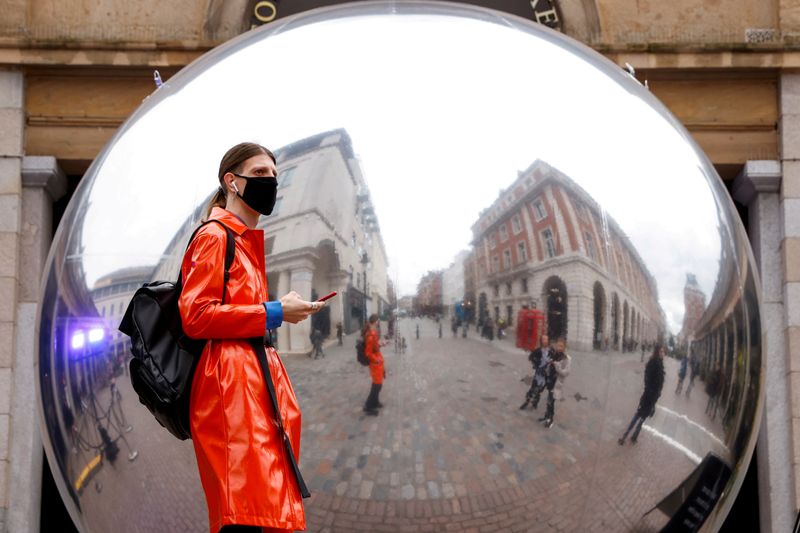 &copy; Reuters. FILE PHOTO: Outbreak of the coronavirus disease (COVID-19), in London