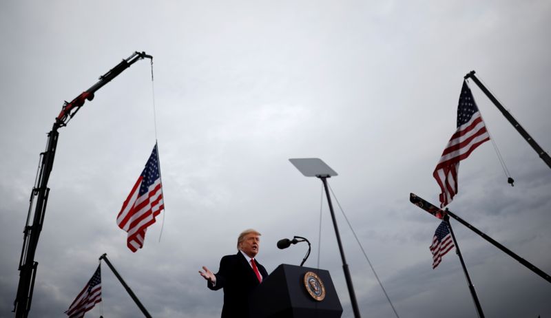 © Reuters. U.S. President Donald Trump campaign rally at Muskegon County Airport in Muskegon