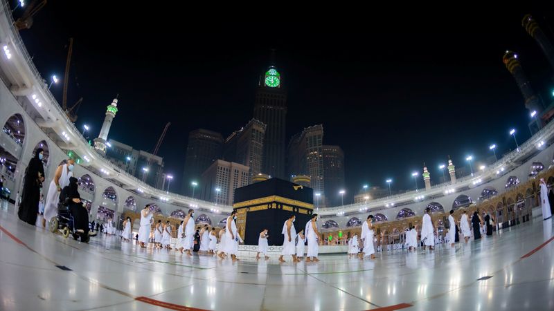 &copy; Reuters. تلفزيون: السعودية تسمح للمواطنين والمقيمين بأداء الصلاة في المسجد الحرام
