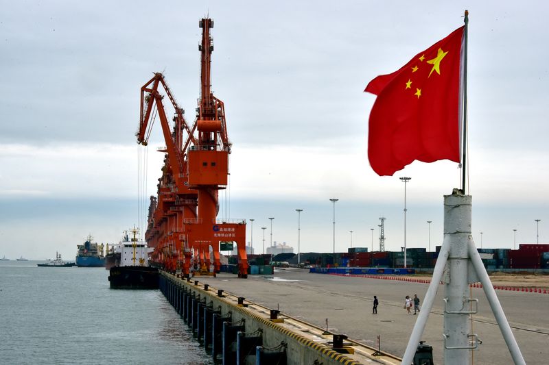 © Reuters. A Chinese national flag is seen at a port in Beihai