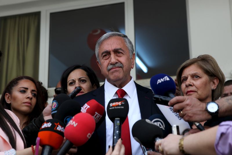 © Reuters. FILE PHOTO: Turkish Cypriot leadership candidate Mustafa Akinci speaks to media after voting at an elementary school in northern Nicosia