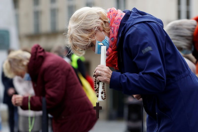 © Reuters. People attend an outdoor mass in Prague