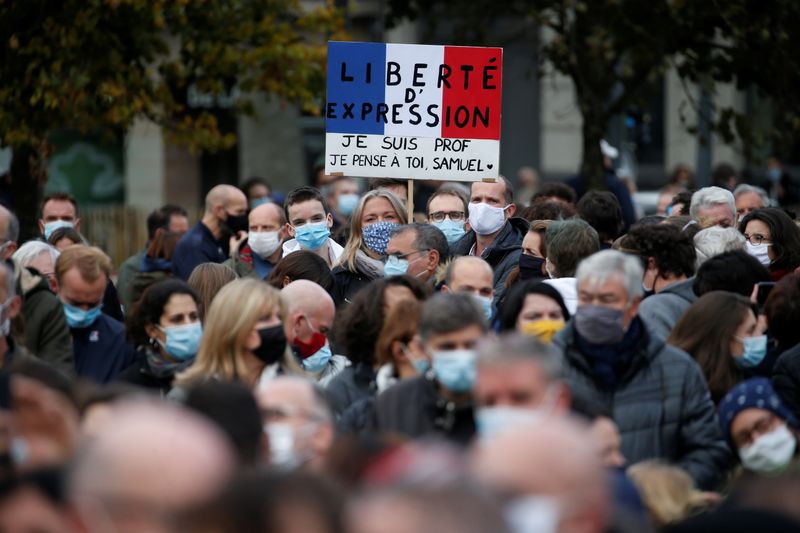 © Reuters. RASSEMBLEMENTS À TRAVERS LA FRANCE POUR L'ÉCOLE ET LA LIBERTÉ D'EXPRESSION