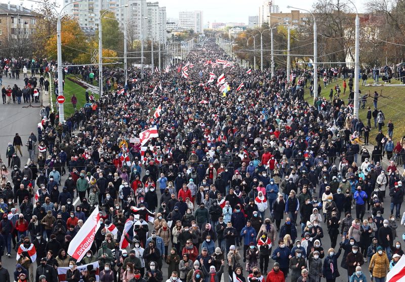 &copy; Reuters. عشرات الآلاف يتظاهرون في روسيا البيضاء رغم تهديد الشرطة باستخدام السلاح