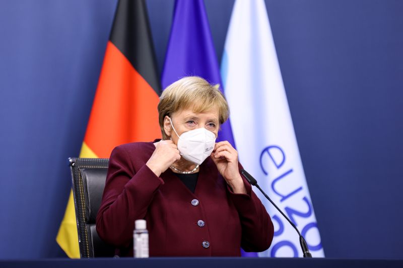 &copy; Reuters. FILE PHOTO: Merkel presser after EU summit at Europa building in Brussels