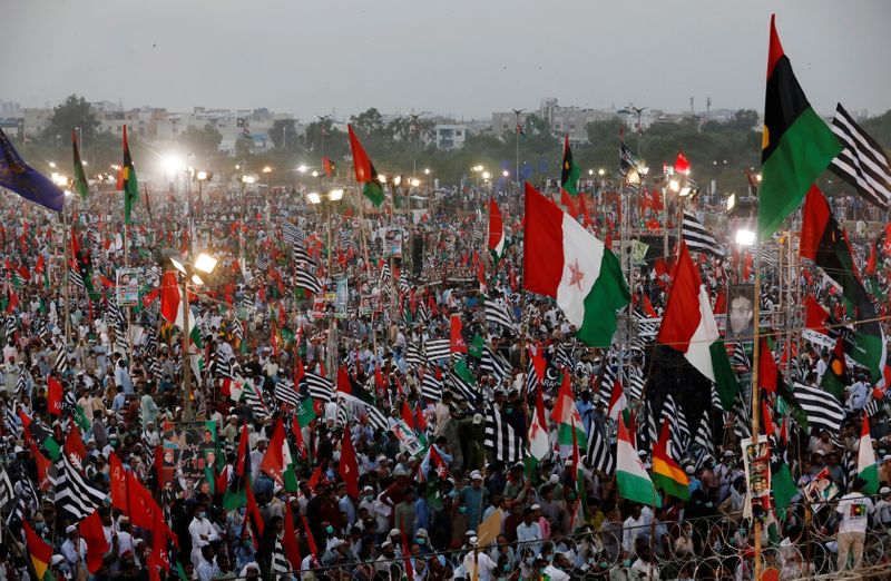 &copy; Reuters. عشرات الآلاف يتظاهرون ضد الحكومة في باكستان