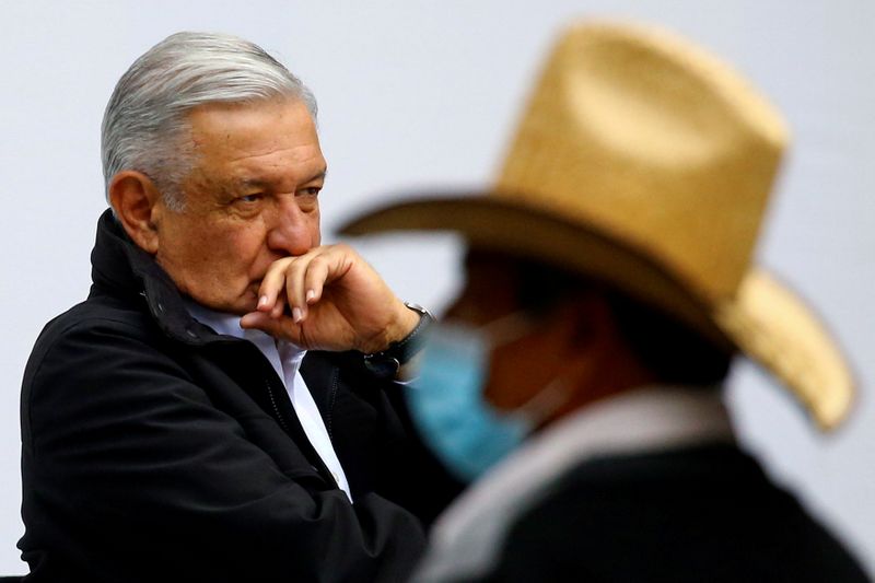 &copy; Reuters. FILE PHOTO: Delivery of an investigation report marking the 6th anniversary of the disappearance of the 43 students of the Ayotzinapa Teacher Training College, in Mexico City