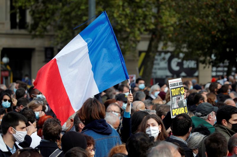 &copy; Reuters. 仏教師斬首事件で表現の自由訴えるデモが全土で展開、首相らも参加