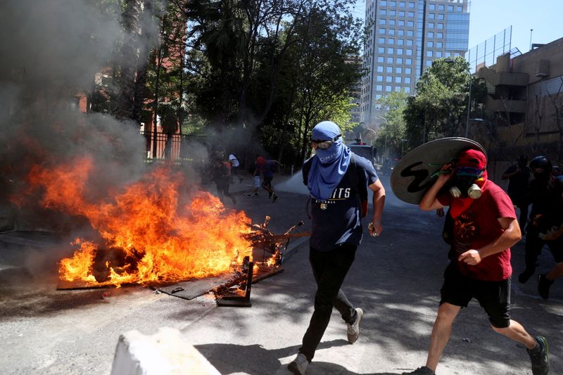 &copy; Reuters. Una barricada encendida se ve en una calle durante manifestaciones por el primer aniversario de las protestas contra el gobierno, en Santiago, Chile
