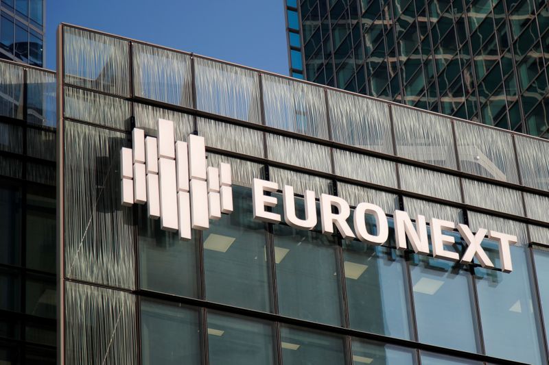 &copy; Reuters. Logo di Euronext nella sede dell&apos;operatore di borsa nel quartiere finanziario di La Defense a  Courbevoir, vicino Parigi