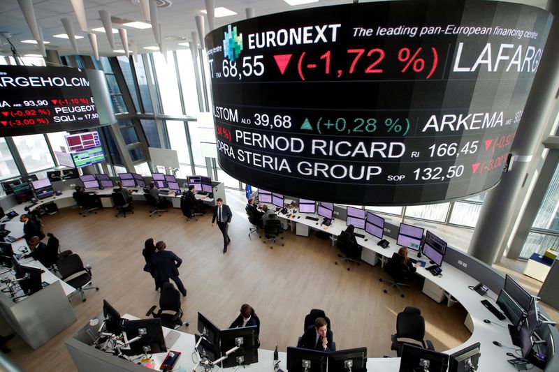 © Reuters. FILE PHOTO: Stock market operators work at the Euronext headquarters at La Defense business and financial district in Courbevoie near Paris