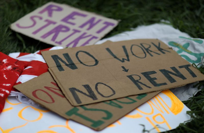 &copy; Reuters. FILE PHOTO: People protest an illegal eviction in Maryland, U.S.