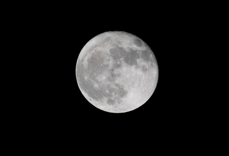 &copy; Reuters. FILE PHOTO: A full moon, also called harvest moon, is pictured in Pasadena