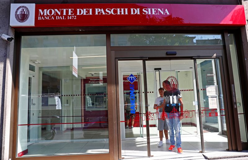 &copy; Reuters. L&apos;ingresso di una filiale della Banca Monte dei Paschi di Siena a Roma