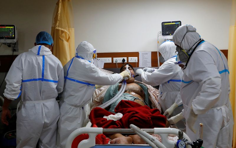 &copy; Reuters. Medical workers take care of a patient suffering from the coronavirus disease (COVID-19), at a hospital in Noida