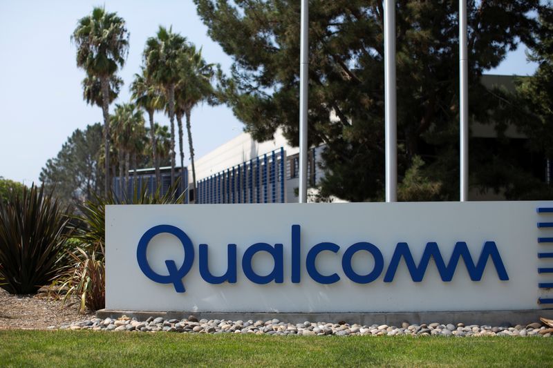 &copy; Reuters. FOTO DE ARCHIVO: Un letrero con el logotipo de Qualcomm en San Diego