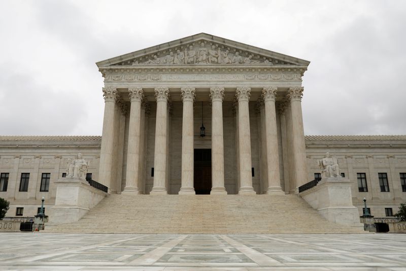 © Reuters. FILE PHOTO: The Supreme Court of the United States is seen in Washington, D.C.