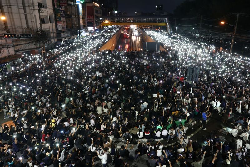 &copy; Reuters. شرطة تايلاند تحقق في محتوى أربع وسائل إعلام والآلاف يتظاهرون مجددا