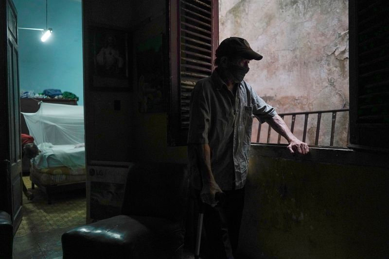 &copy; Reuters. Cuban pensioner Filiberto Suarez in his home