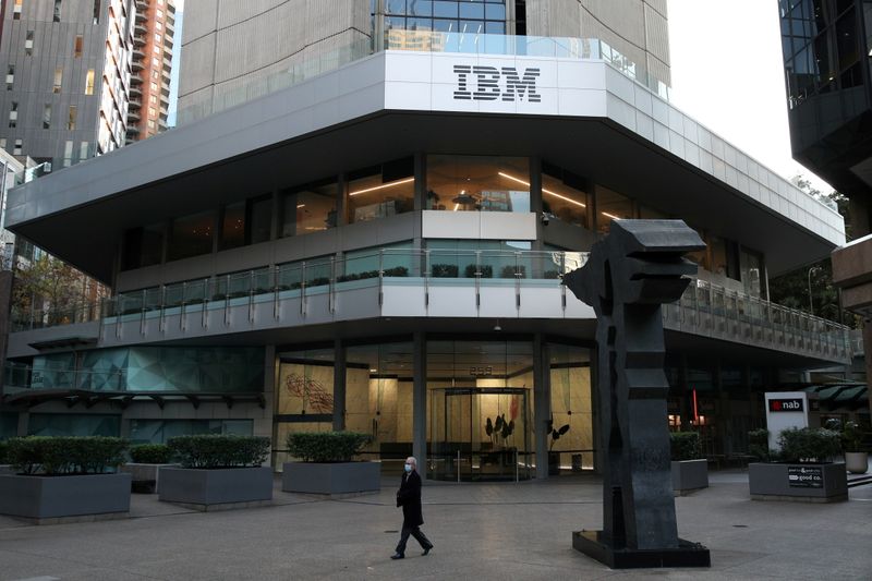 &copy; Reuters. Foto de archivo: Un hombre con mascarilla pasa por el edificio de IBM.