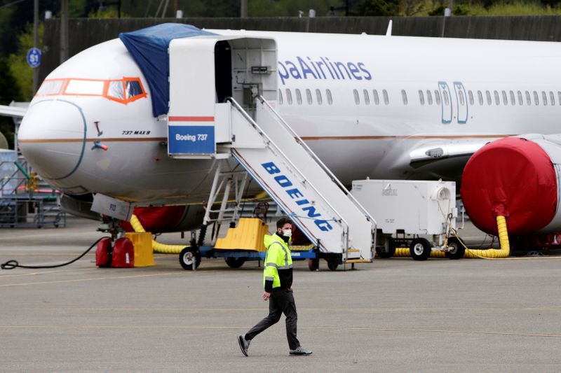 &copy; Reuters. Funcionário de aeroporto usa máscara em Washington