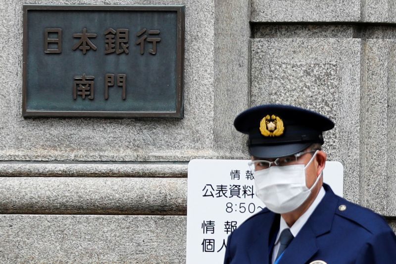 &copy; Reuters. A policeman stands guard in front of the headquarters of Bank of Japan amid the coronavirus disease (COVID-19) outbreak in Tokyo