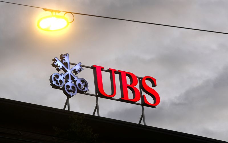 &copy; Reuters. FILE PHOTO: Logo of Swiss bank UBS is seen in Zurich
