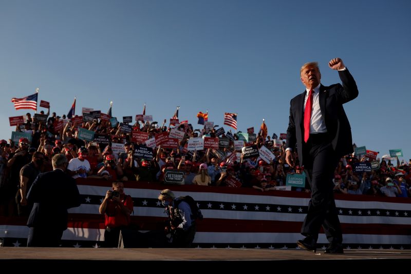 © Reuters. U.S. President Donald Trump attends campaign event at Tucson International Airport