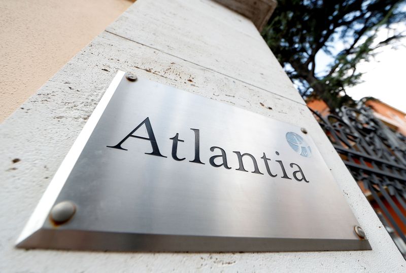 &copy; Reuters. Il logo del gruppo Atlantia presso la sede centrale a Roma