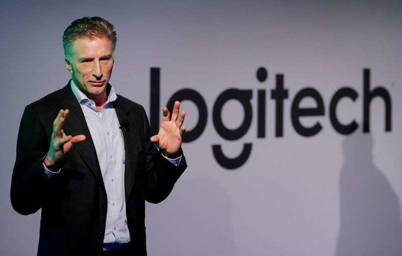 © Reuters. FILE PHOTO: CEO Darrell of the computer peripherals maker Logitech addresses a news conference in Zurich