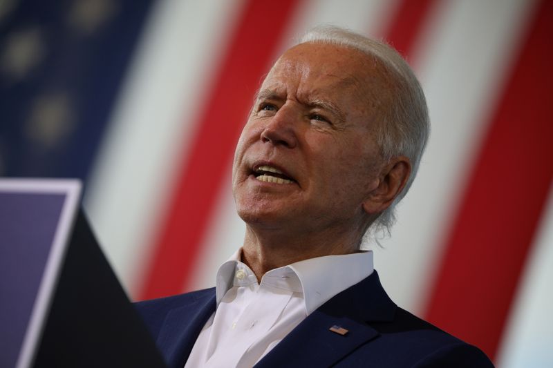 &copy; Reuters. FILE PHOTO: Democratic presidential candidate Joe Biden campaigns in Florida