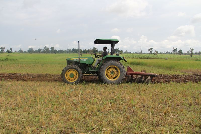 &copy; Reuters. A farmer drives a tractor provided by Alluvial Agriculture along a field in Nasarawa state