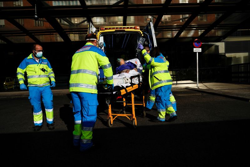 &copy; Reuters. Equipes de emergência trabalham em Madri durante pandemia de Covid-19