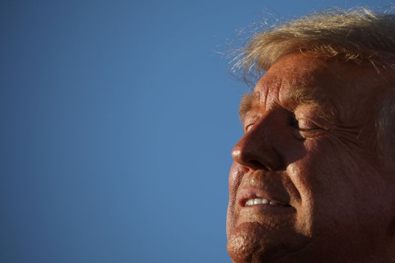 &copy; Reuters. Presidente dos EUA, Donald Trump, durante evento de campanha eno aeroporto internacional de Tucson