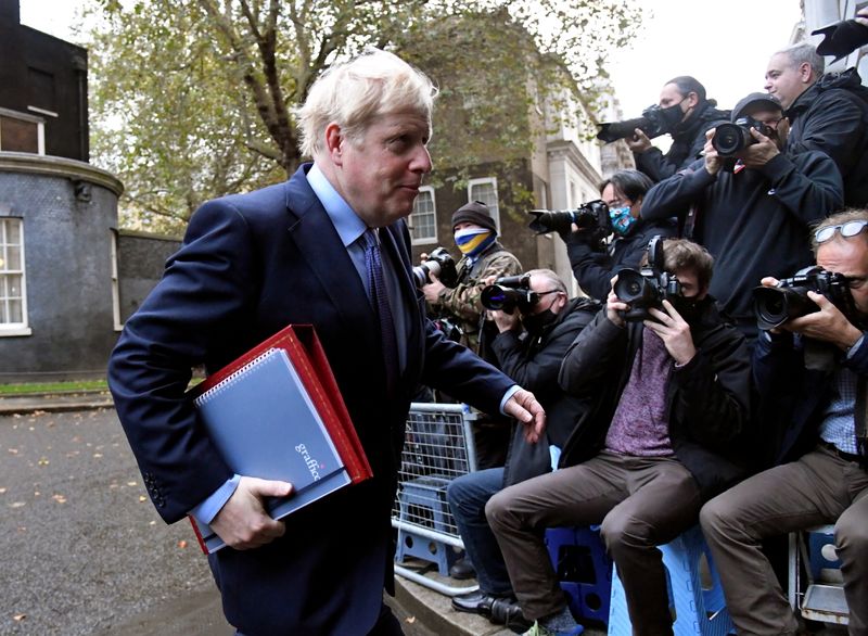 &copy; Reuters. Pemiê britânico, Boris Johnson, chega para reunião semanal de gabinete em Londres