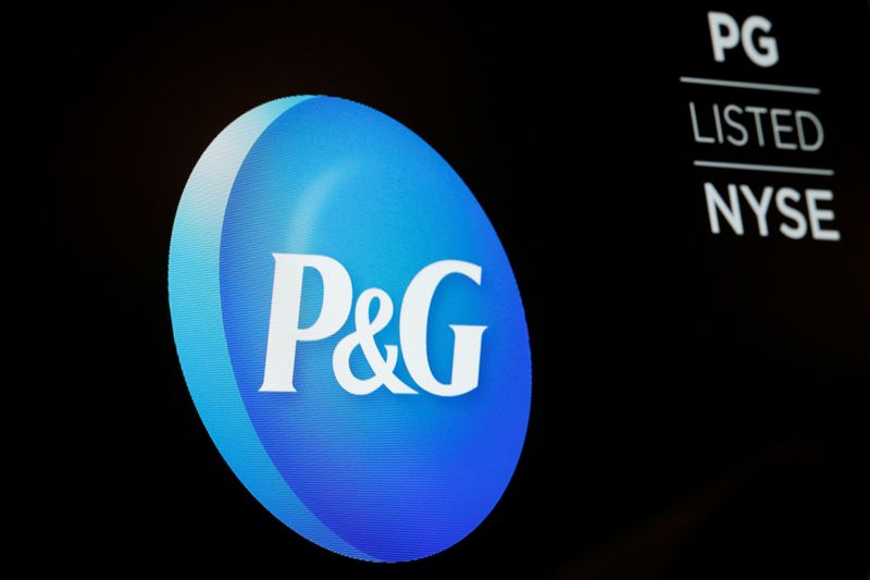 © Reuters. FOTO DE ARCHIVO: El logotipo de Procter & Gamble en una pantalla del interior de la Bolsa de Nueva York