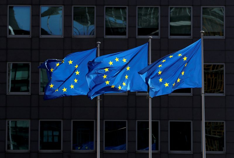 © Reuters. FILE PHOTO: European Union flags flutter outside the European Commission headquarters in Brussels, Belgium