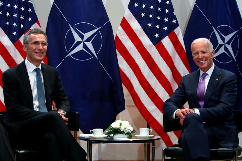 &copy; Reuters. Joe Biden, então vice-presidente dos EUA, ao lado do secretário-geral da Otan, Jens Stoltenberg, em Munique em 2015