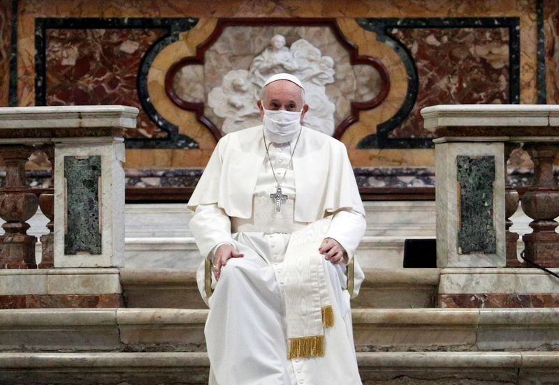 &copy; Reuters. Papa Francisco usa máscara durante cerimônia em igreja em Roma