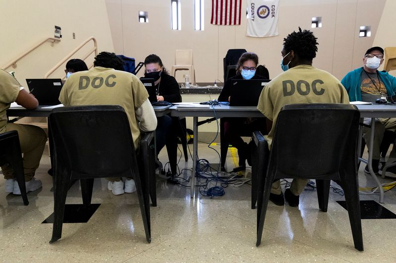 © Reuters. Inmates take part in early voting for the upcoming election at Cook County Jail in Chicago