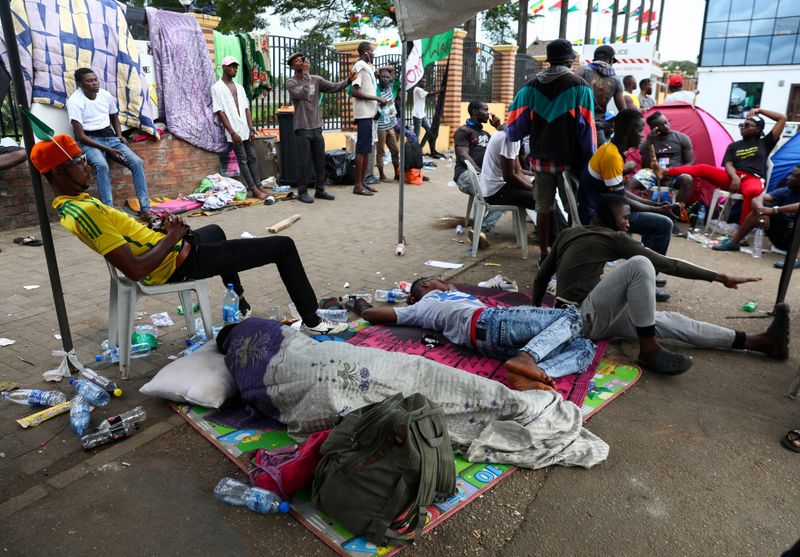 © Reuters. فرض حظر تجول في لاجوس لمواجهة الاحتجاجات في نيجيريا والشرطة تنشر قوات مكافحة الشغب