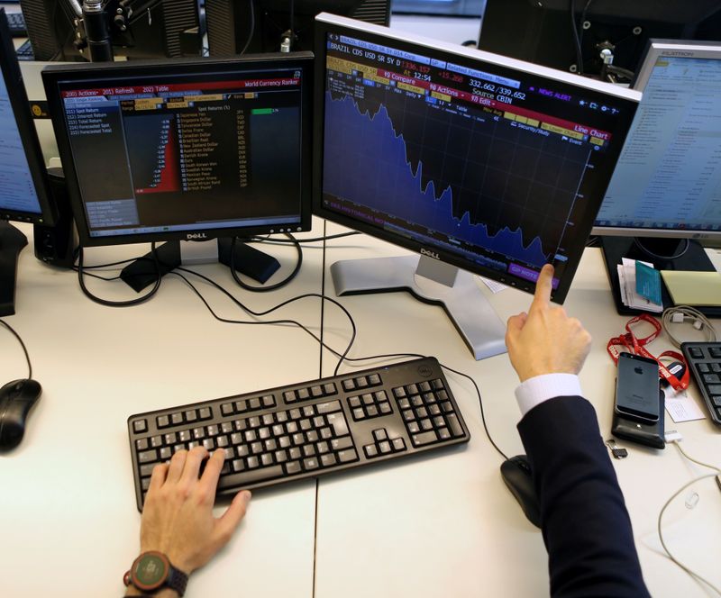 © Reuters. Operador indica telas com cotações durante sessão da bolsa de valores de São Paulo