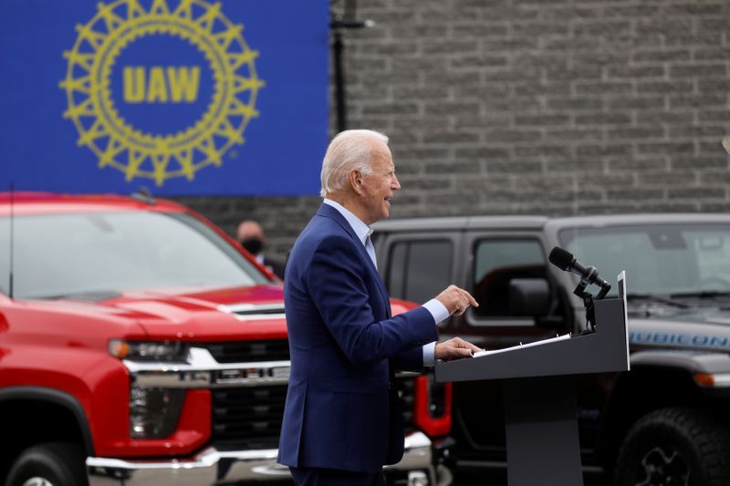 &copy; Reuters. FILE PHOTO: Democratic U.S. presidential nominee Joe Biden campaigns in Warren, Michigan