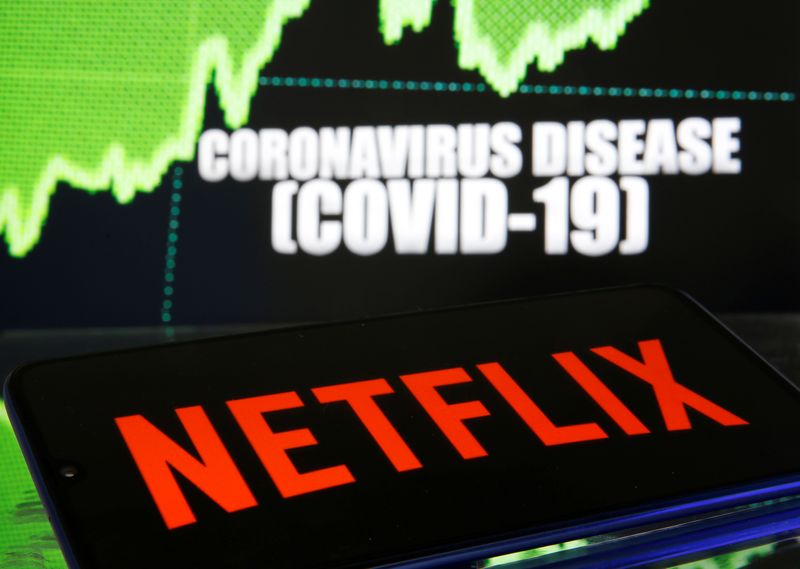 &copy; Reuters. ILUSTRACIÓN DE ARCHIVO-El logo de Netflix se ve delante de una ilustración sobre la enfermedad del coronavirus.