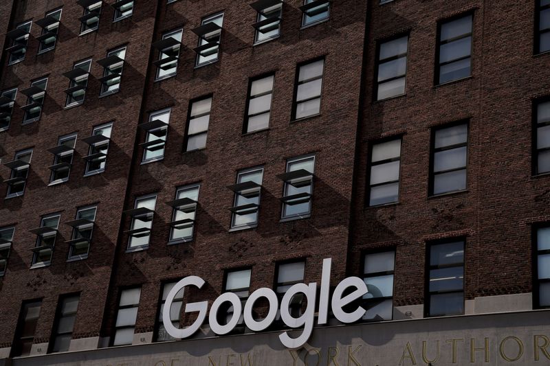 &copy; Reuters. Un cartel de Google es fotografiado en un edificio de Google