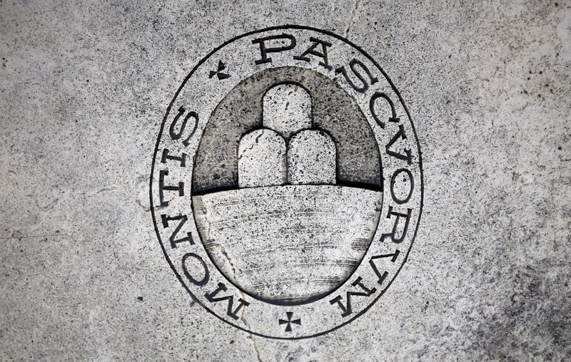 &copy; Reuters. Il logo della Banca Monte dei Paschi di Siena a Siena